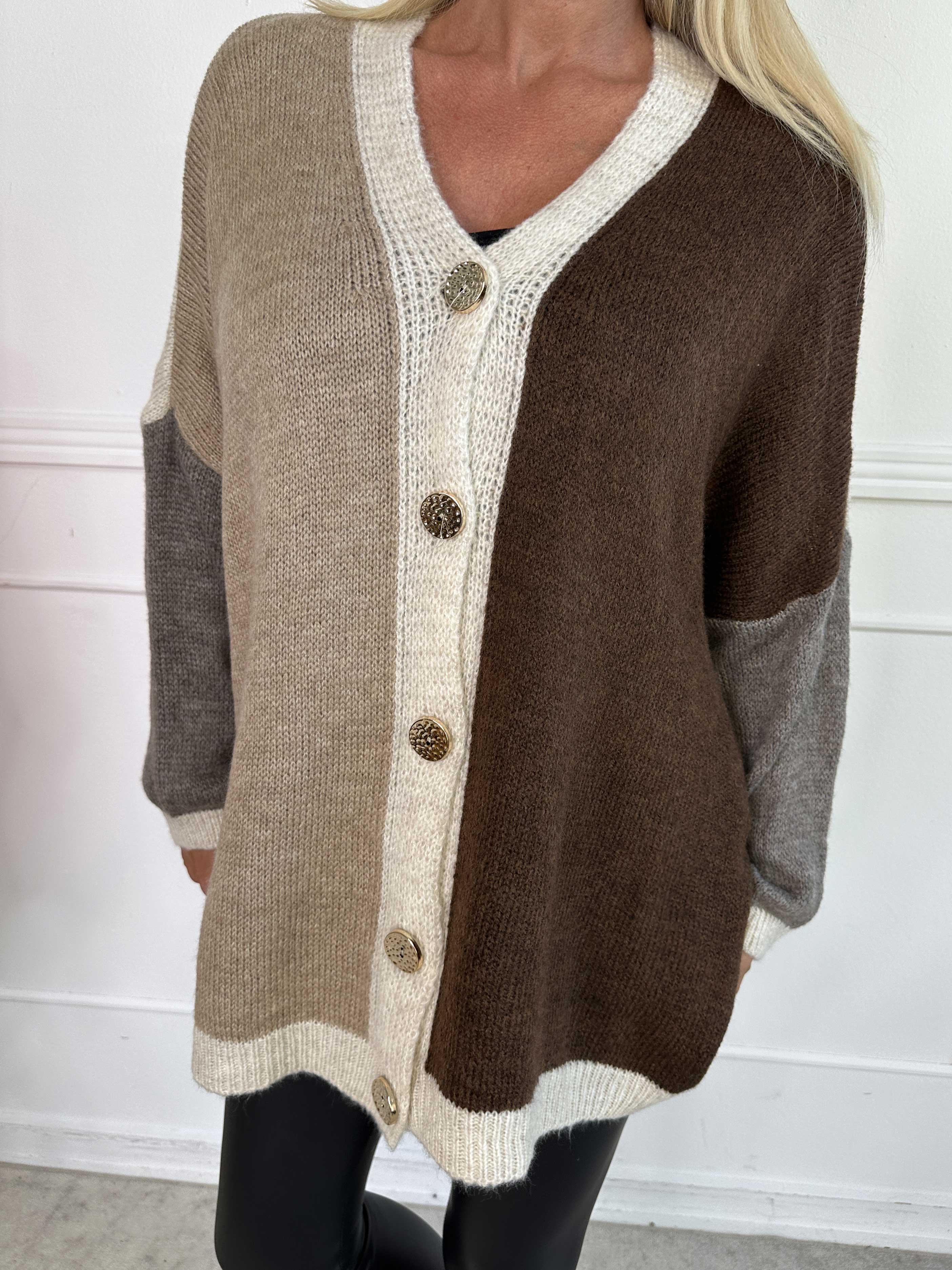 Hebe - Flerfarvet strikcardigan med guld knapper